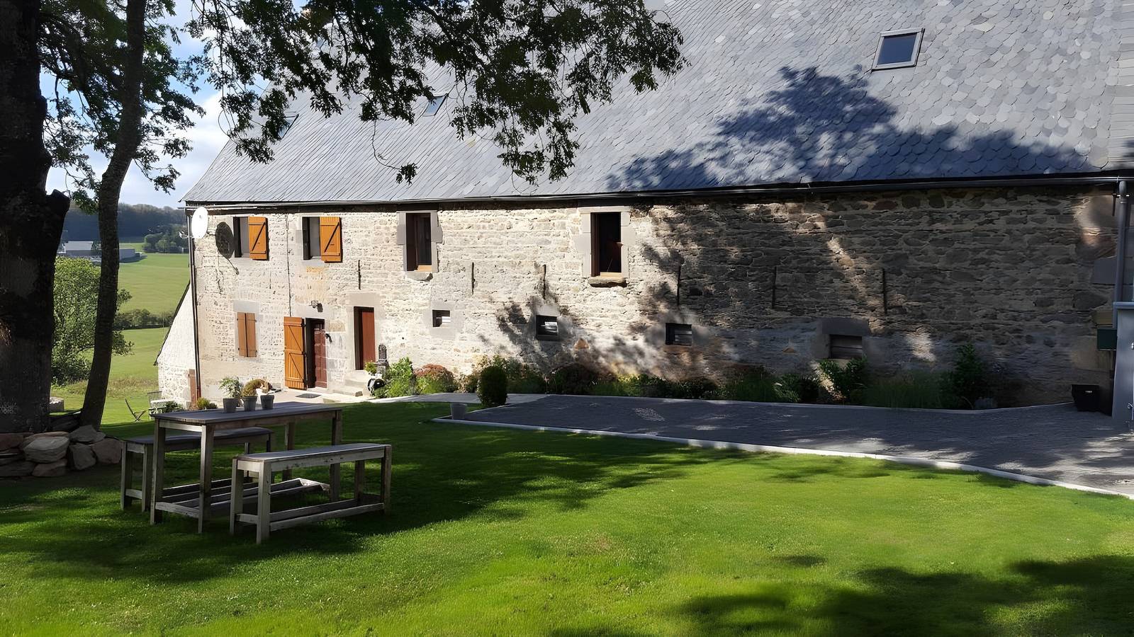 Chambre d’hôtes « La Trouverie - Chambre 3 » avec terrasse, jardin communs et Wi-Fi in Laqueuille, Parc naturel régional des Volcans d'Auvergne