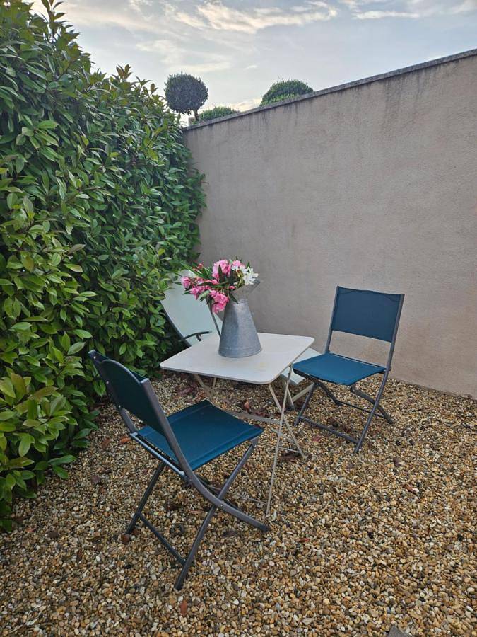 Location de vacances pour 2 personnes, avec terrasse et vue ainsi que jardin et piscine à Lauris - 3