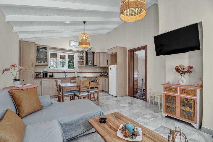Holiday Home 'Stella's House' with Private Terrace, Wi-Fi and Air Conditioning in Lefkada City, Greece