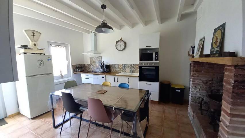 Location de vacances pour 6 personnes, avec jardin à Barry-d'Islemade