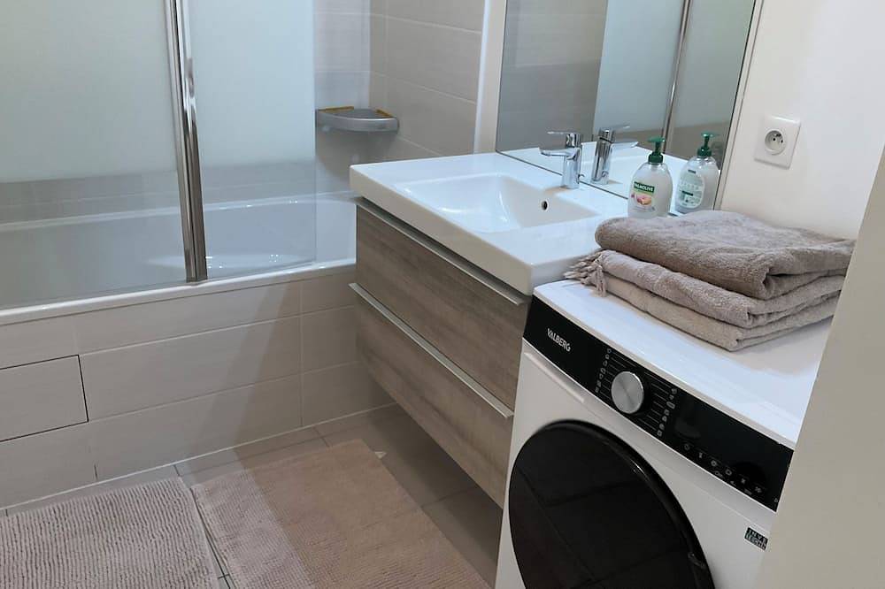 Entire apartment, Seemingly comfortable and modern in Clamart, Hauts-de-Seine