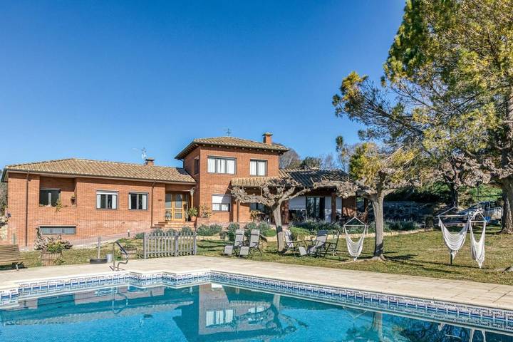 Apartamento de vacaciones para 7 personas, con vistas además de jardín y piscina - 1