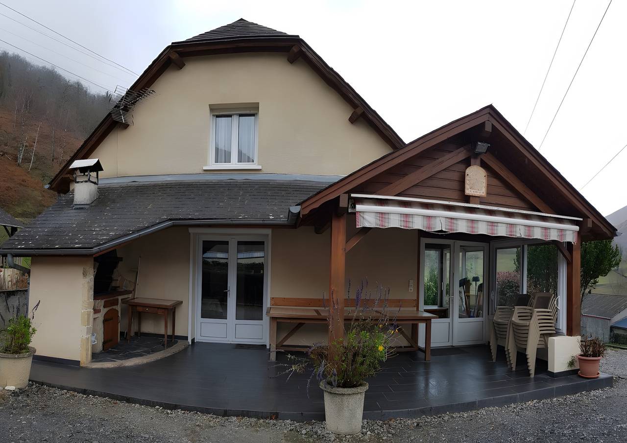Gîte Cascade Seris : vue montagne, terrasse privée et Wi-Fi in Laruns, Béarn