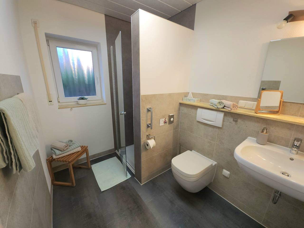 Ganze Wohnung, Ferienwohnung 'Scheurebe' mit privatem Balkon, Gemeinschaftsterrasse und Gemeinschaftsgarten in Iphofen, Fränkisches Weinland