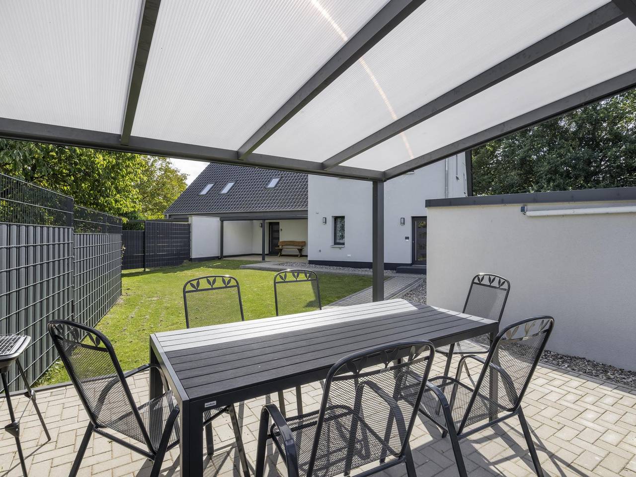 Ganze Wohnung, Große Ferienwohnung mit Terrasse und Garten in Zierow, Nordwestmecklenburg (Wismar und Umgebung)