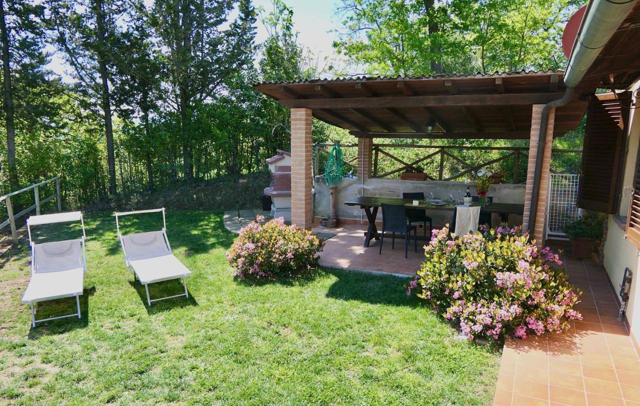 Isa-Chalet Elena in Montescudaio, with air conditioning, on the ground floor with fenced garden in Montescudaio, Etruskische Küste