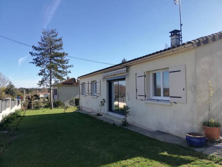 Location de vacances pour 2 personnes, avec Terrasse ainsi que Jardin et Vue à Montendre