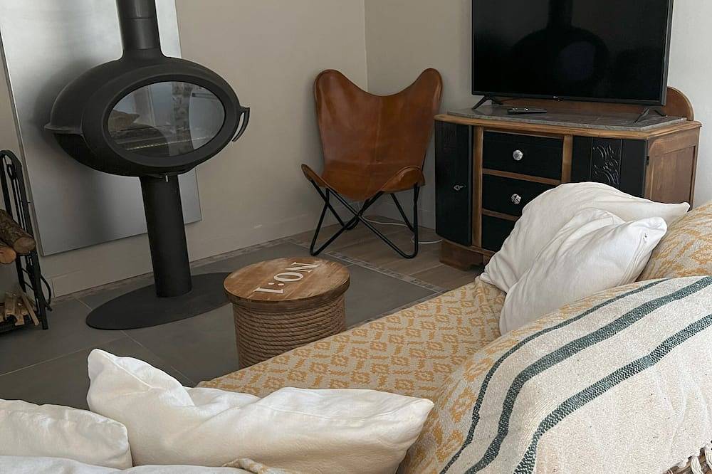 Penty Gwen in a listed 17th century Breton farmhouse for 4 people in Crozon, Châteaulin region