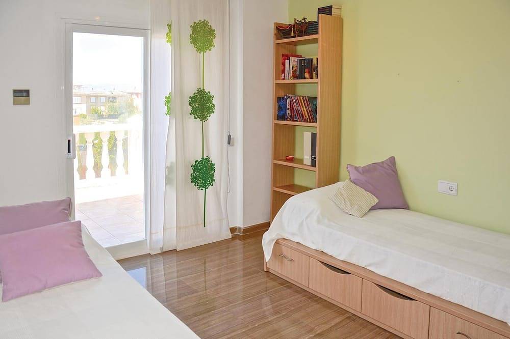 5 bedroom stunning home in Lluchmajor in Sa Torre, Llucmajor
