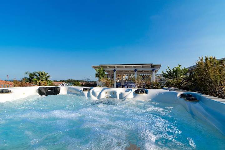 Ferienhaus für 17 Personen, mit Balkon und Whirlpool sowie Garten