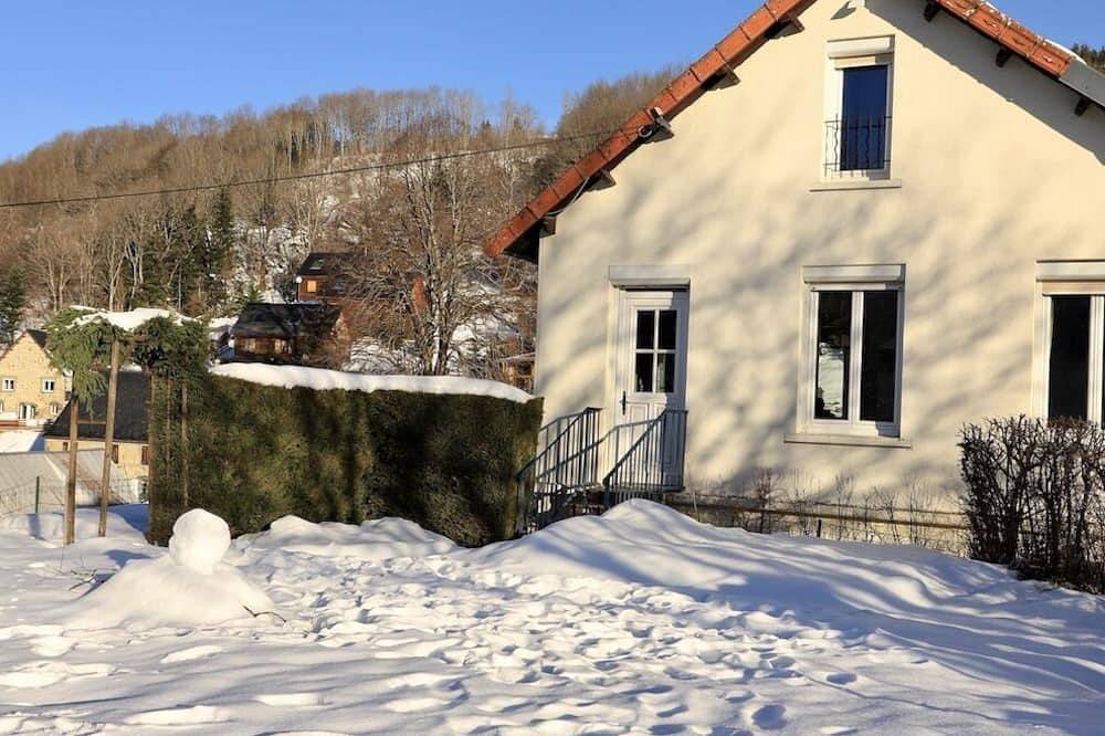 Quiet house near La Bourboule and Le Mont Dore, ideal for hiking, sightseeing or relaxing. in Murat-le-Quaire, Volcans d'Auvergne Regional Nature Park