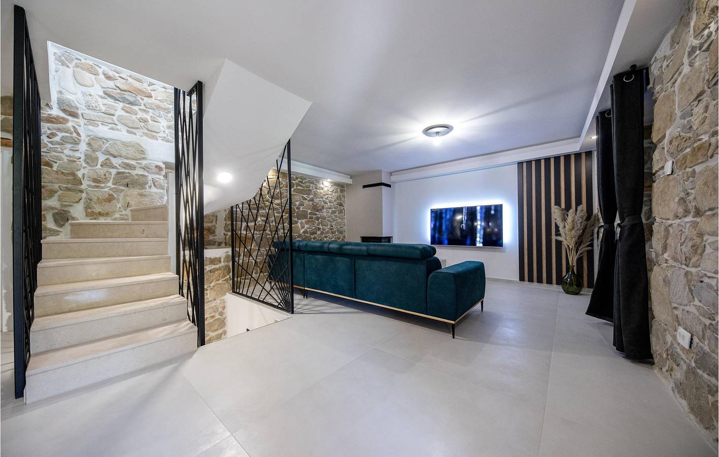 Charmante 230 m² große Ferienwohnung mit Pool, in der Nähe des FKK-Strandes von Kandarola in Palit, Rab