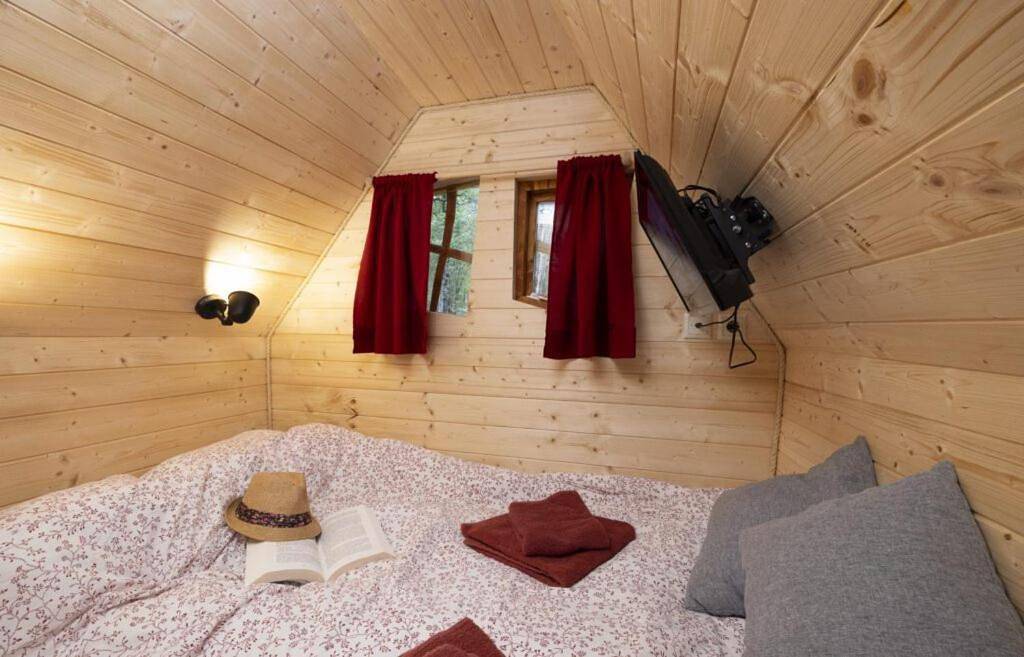 Camping Ushuaïa Villages Au Bois Joli in Andryes, Région d'Auxerre