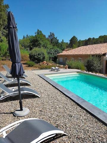 Gîte pour 2 personnes, avec jardin ainsi que piscine et vue à Sillans-la-Cascade