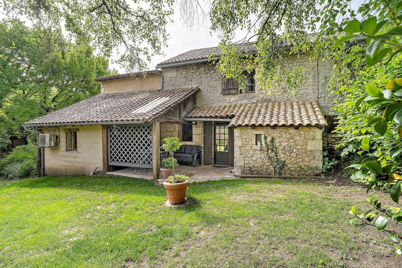 Gîte Les Loriots : terrasse privée, Wi-Fi et climatisation à Saint-Martin-des-Combes in Saint-Martin-des-Combes, Périgord Pourpre