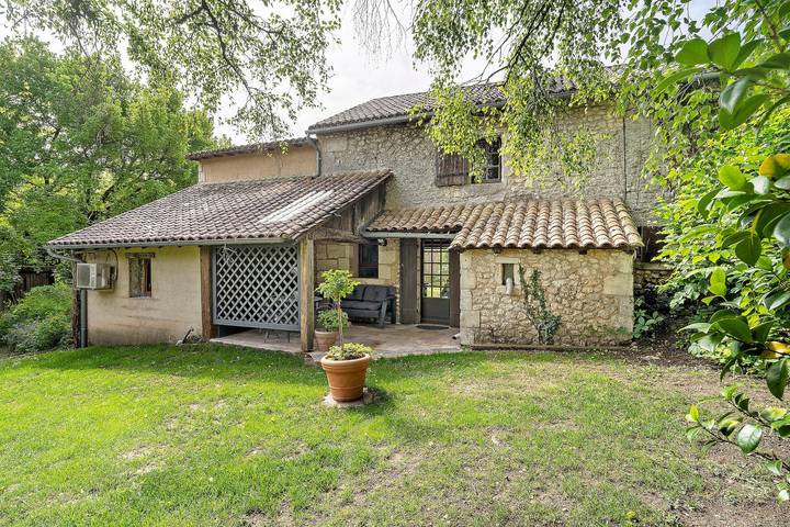 Gîte Les Loriots : terrasse privée, Wi-Fi et climatisation à Saint-Martin-des-Combes in Saint-Martin-des-Combes, Périgord Pourpre
