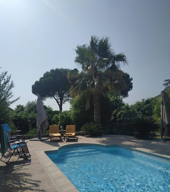 Chambre d’hôte pour 3 personnes, avec terrasse ainsi que jardin et piscine, animaux acceptés à Puget-sur-Argens