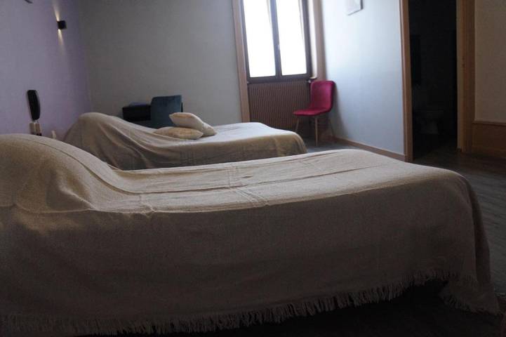 Hôtel pour 4 personnes, avec terrasse, animaux acceptés à Pont-de-Poitte - 2