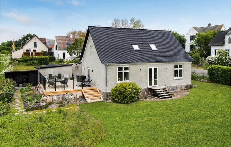 Ferieudlejning for 7 personer, med Terrasse og Have i Fejø