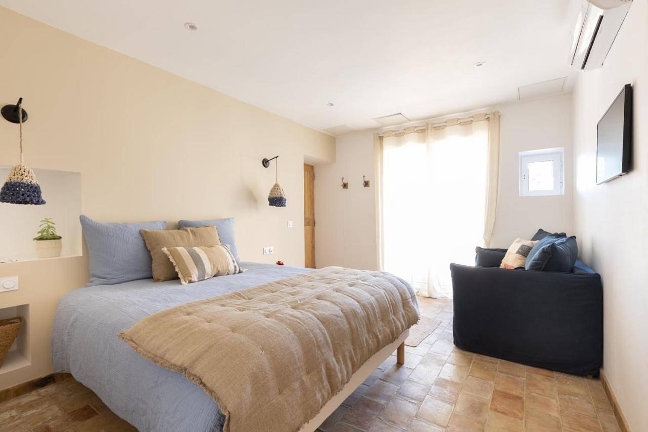 Large Double Room in Robion, Parc naturel régional du Luberon
