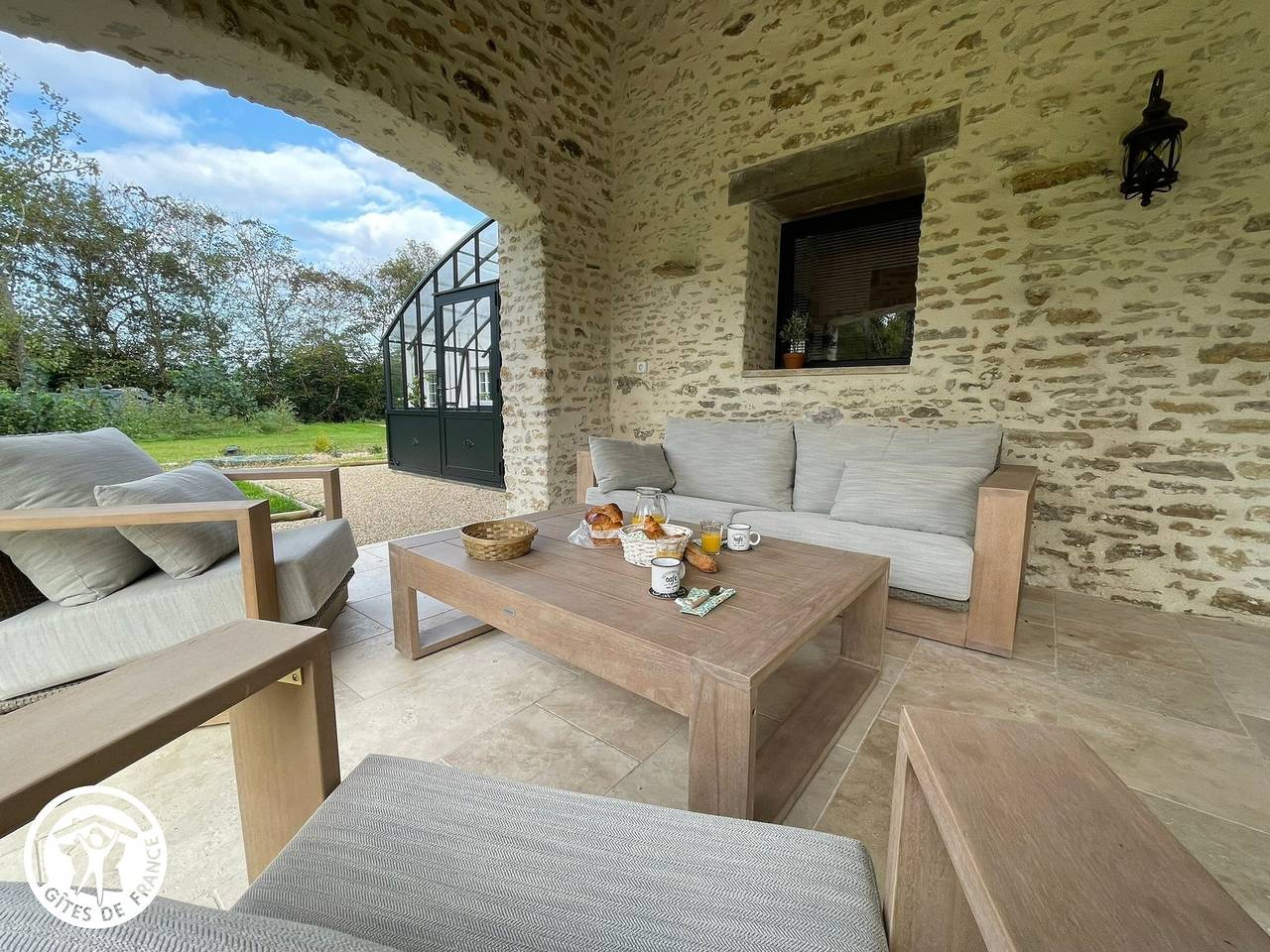 Gîte Vendée avec Spa et Terrasse in Les Pineaux, Région de La Roche-sur-Yon