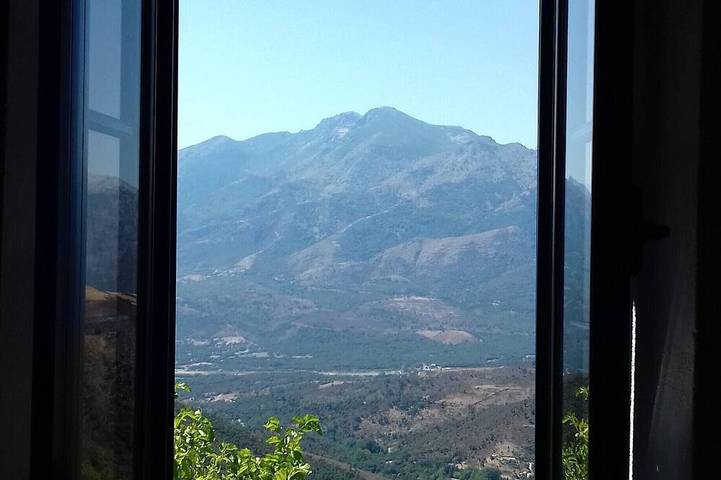 Chambre d’hôte pour 6 personnes, avec jardin ainsi que terrasse et jacuzzi à Santa-Lucia-di-Mercurio