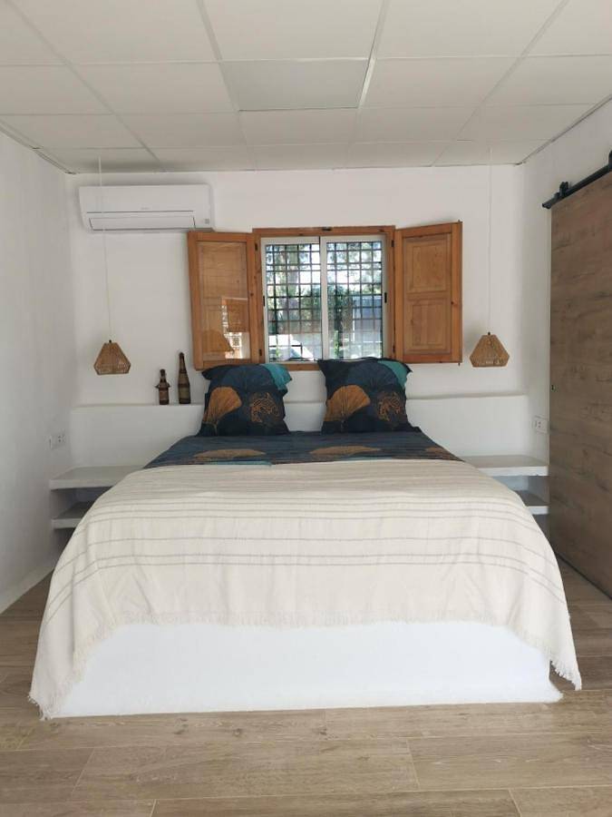Alojamiento y desayuno para 4 personas, con Terraza y Jardín además de Piscina y Vistas en Sagunto