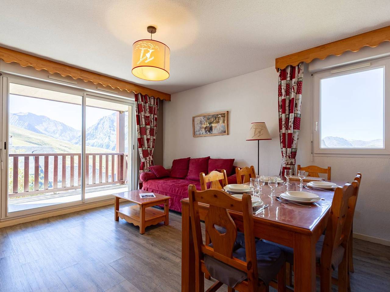 Entire apartment, Apartment for 8, mountain views, near slopes in Germ, French Pyrenees
