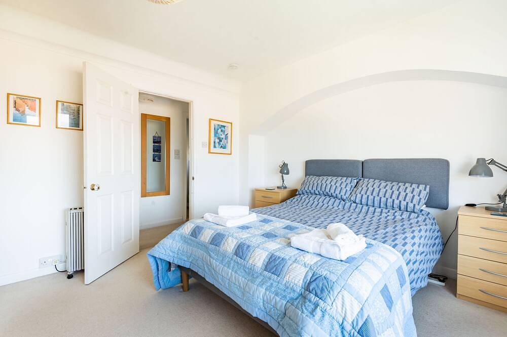 Entire apartment, Dolphins Leap, sea views overlooking Mawgan Porth in Mawgan Porth, Cornwall