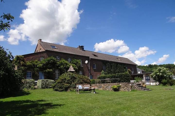 Ferienwohnung für 4 Personen, mit Terrasse und Garten sowie Pool und Ausblick