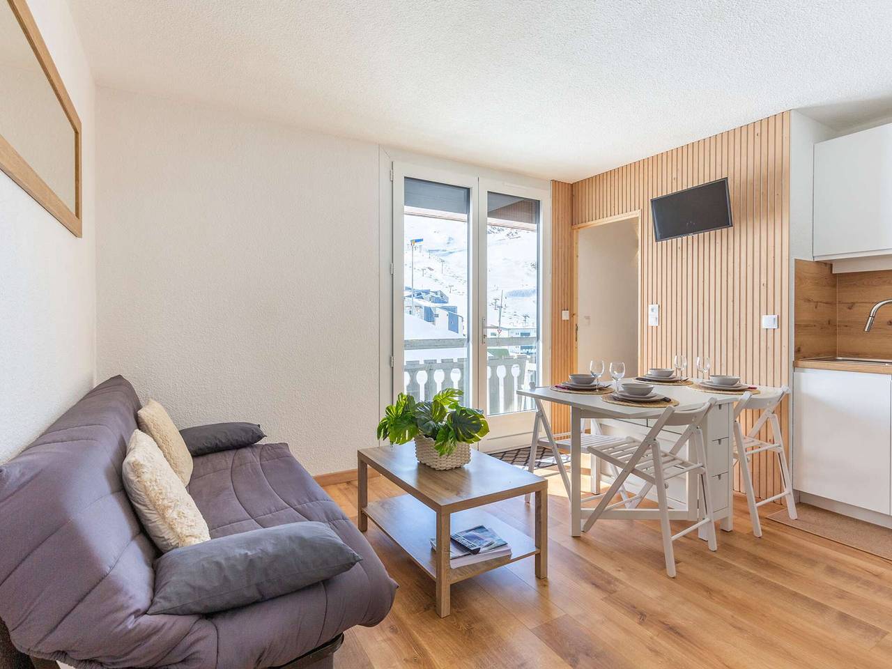Entire apartment, Ski-In/Ski-Out Apartment with Stunning Mountain Views, Sleeps 6, Modern Amenities in Saint-Lary-Soulan, Pyrenees National Park