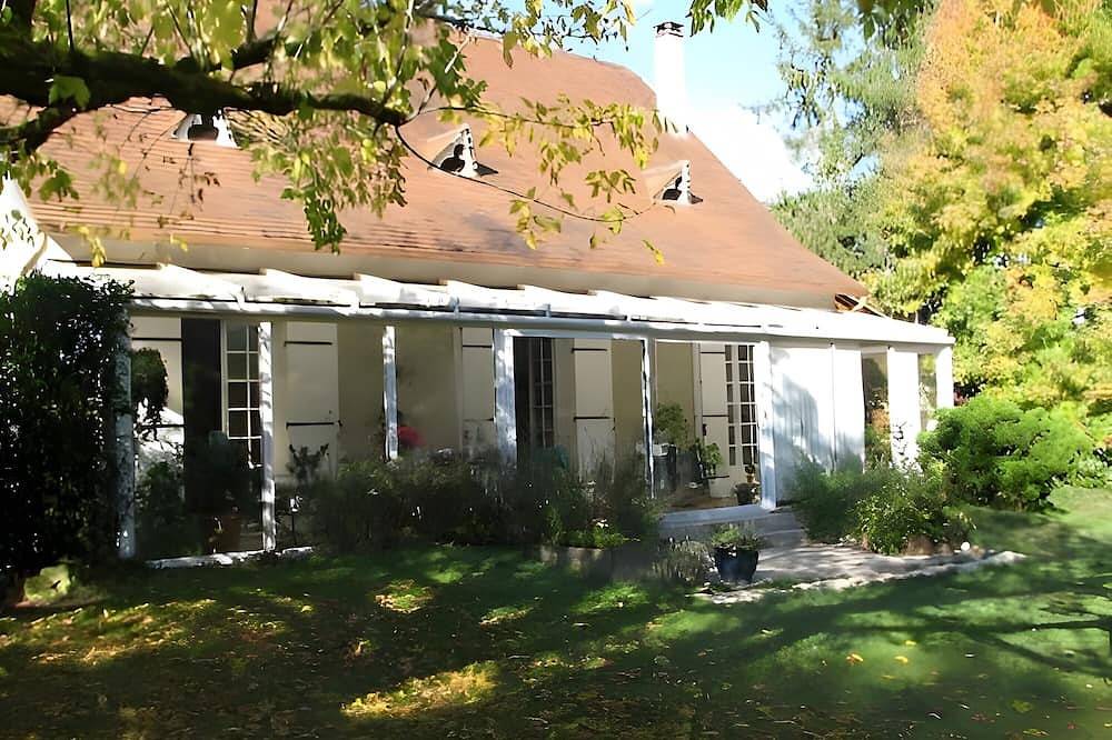 L'Orée du Bois Guest Rooms with Shared Pool, Communal Terrace, and Wi-Fi in Montpon-Ménestérol, Périgord Blanc