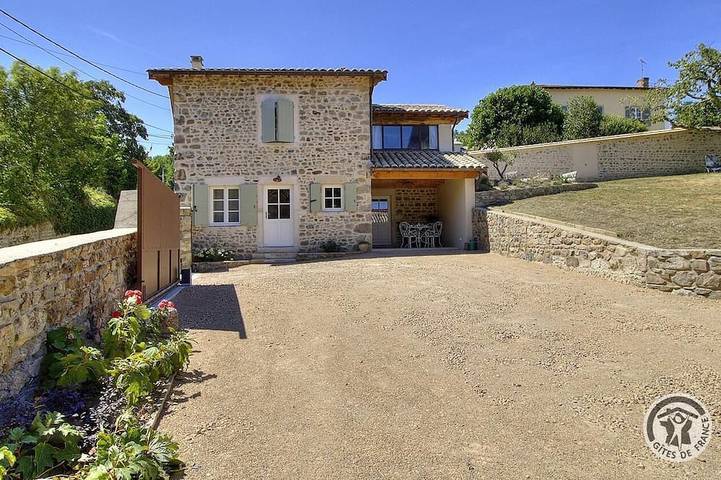 Location de vacances pour 6 personnes, avec jardin à Émeringes