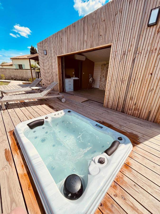 Gîte pour 2 personnes, avec Jacuzzi et Terrasse ainsi que Jardin et Piscine