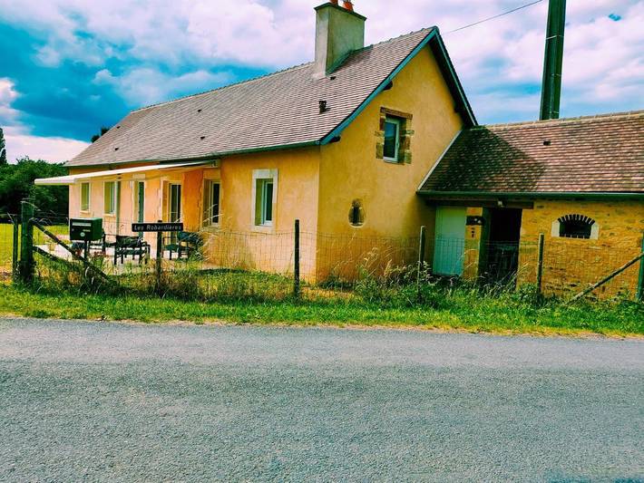 Location de vacances pour 5 personnes, avec vue et jardin à Coulans-sur-Gée