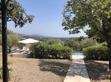 Gîte pour 8 personnes, avec terrasse ainsi que jardin et piscine, animaux acceptés à La Môle