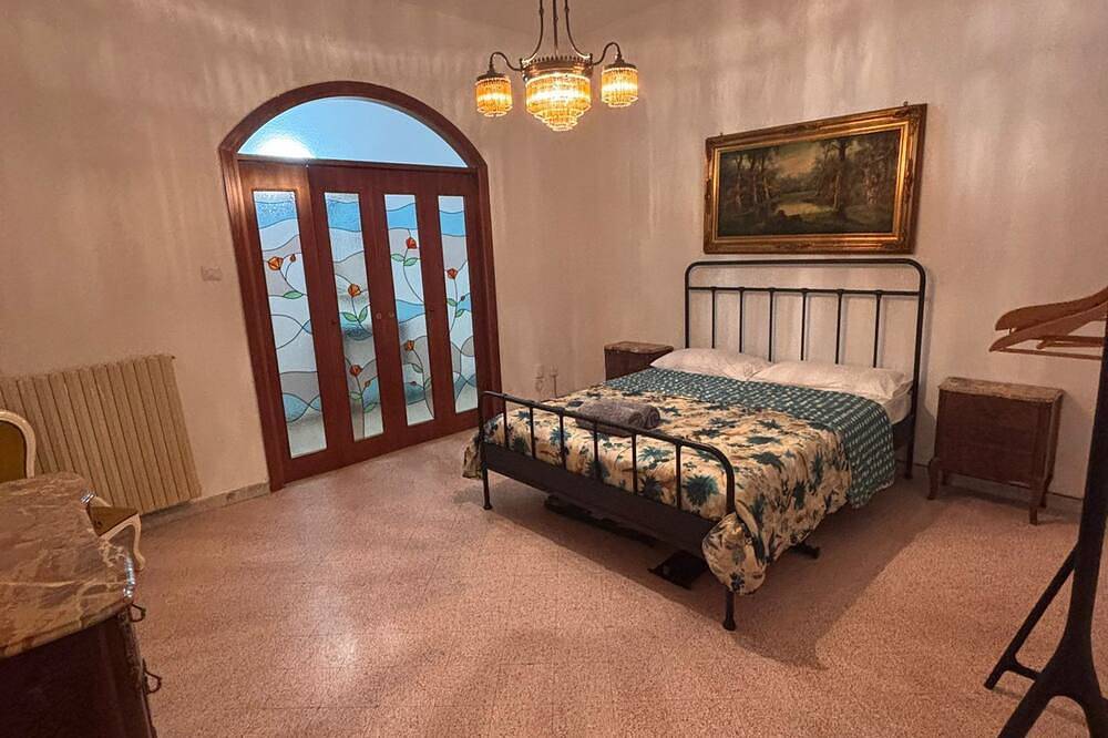 Spacious 3-bedroom building in enchanting Salerno with Ac in Salerno, Tyrrhenische Küste Kampanien