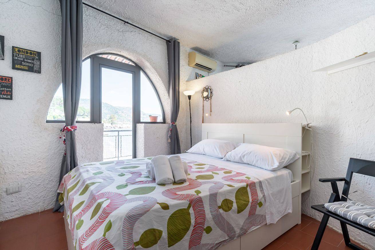 Entire apartment, Guesthost - Villa Vittoria - Casa sullo Scoglio in Mazzarò, Taormina