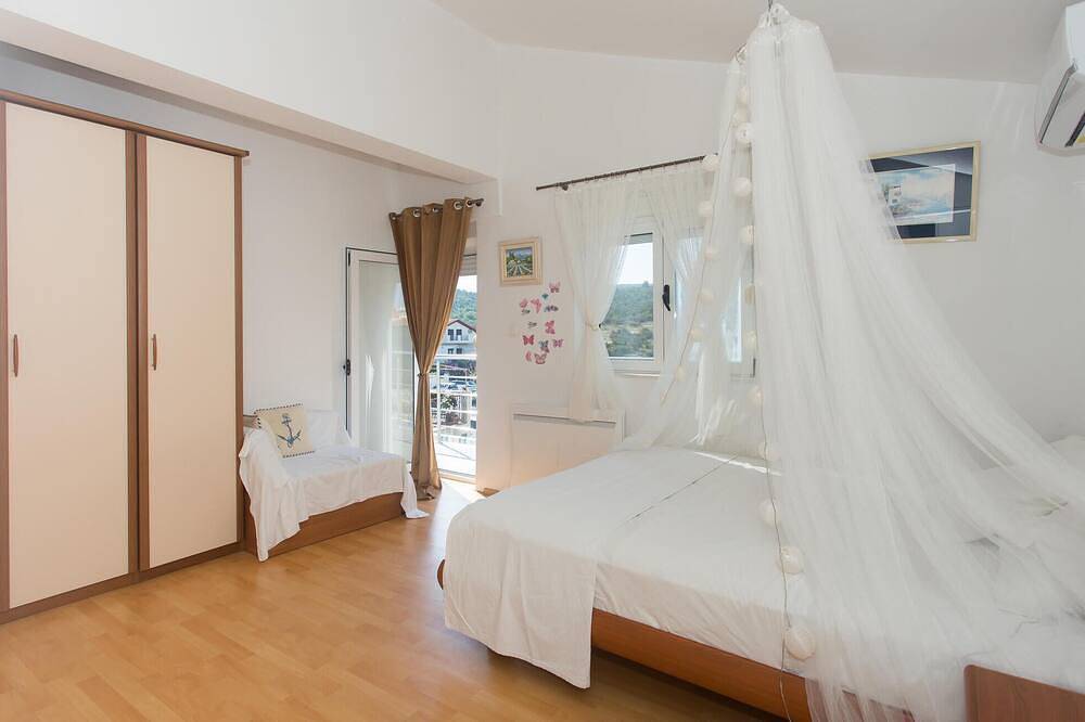 Bonita casa en Rogoznica con Wifi in Rogoznica, Condado de Šibenik-Knin