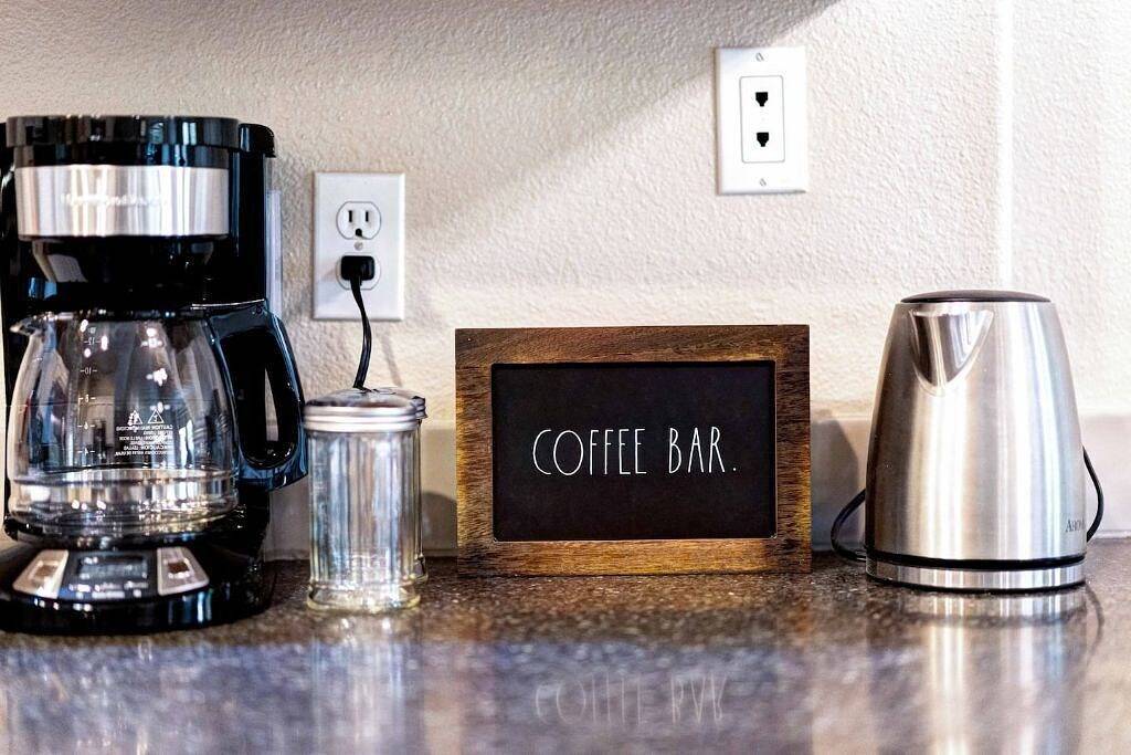 🏡 *New* The Artsy Abode ✨ Hot Tub ♨️ Bbq 🍖Foosball ⚽️ in Redding, Shasta County