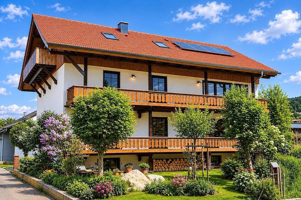 Ganze Wohnung, Neu renovierte Ferienwohnung mit Balkon im Hochparterre in Miltach, Ostbayern