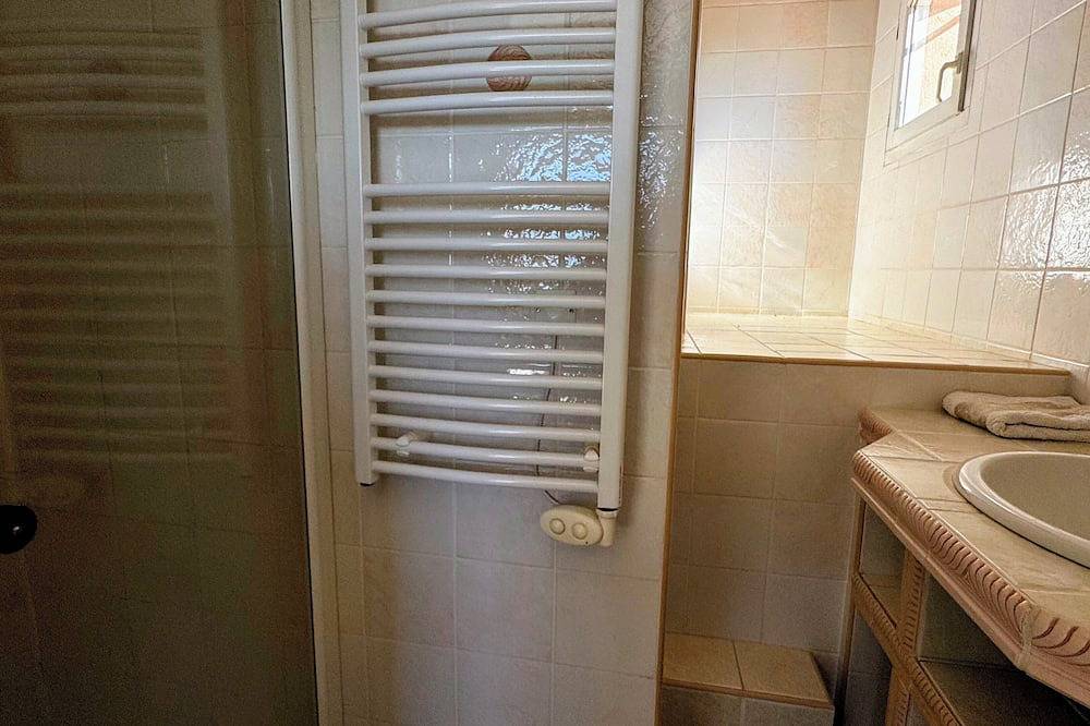 Villa with pool and garden, 2 bedrooms in Châteauneuf-le-Rouge, Region de Aix-en-Provence