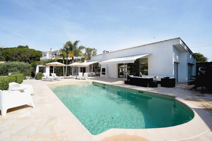 Location de vacances pour 12 personnes, avec Balcon et Terrasse ainsi que Jardin et Piscine dans Croix Des Gardes