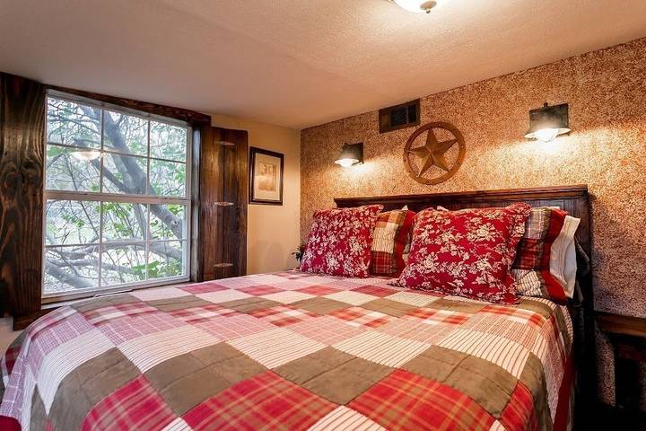 Cottage for 2 people, with hot tub and balcony/terrace in Texas Hill Country