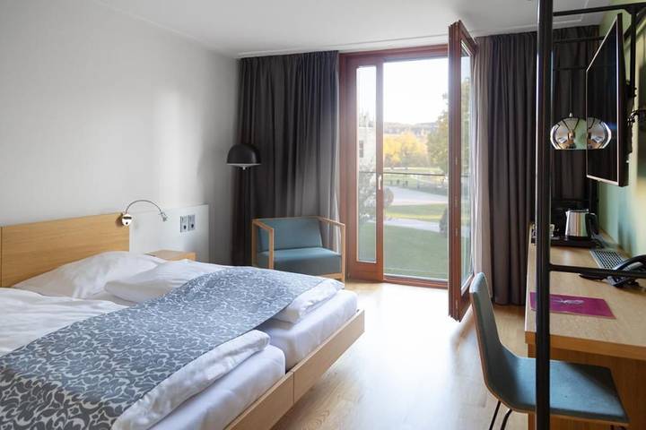 Hotel Schloss Hernstein - Hofblick Einzelzimmer Queensize Bett in Hernstein, Wiener Alpen in Niederösterreich
