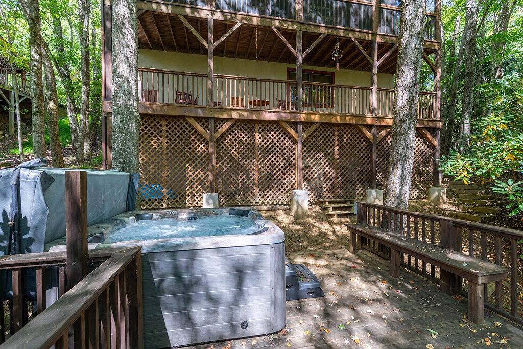 Bearly a Care - pets welcome, hot tub, pool table, foosball, close to snow tubing and zip lines! in Blue Ridge Parkway, Seven Devils