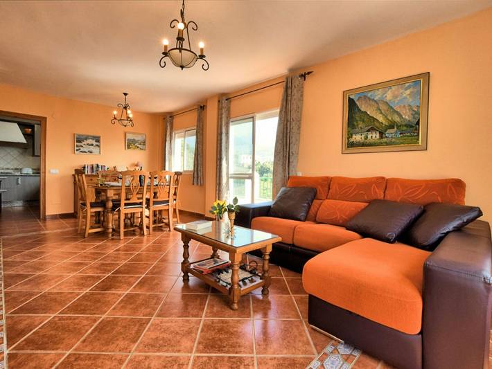 Chalet para 4 personas, con Balcón y Jardín además de Piscina y Vistas en Axarquía
