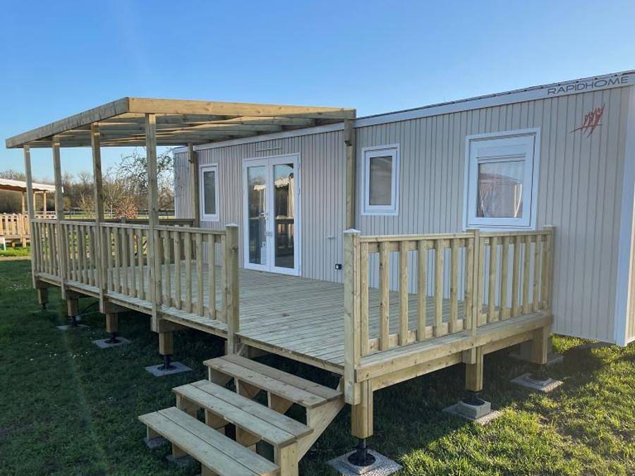Flower Camping Loire et Châteaux - Mobilheim 6 personen - Komfort 35M2 (3Sch-6Pers) + überdachte Terrasse in Bréhémont, Loire-Tal