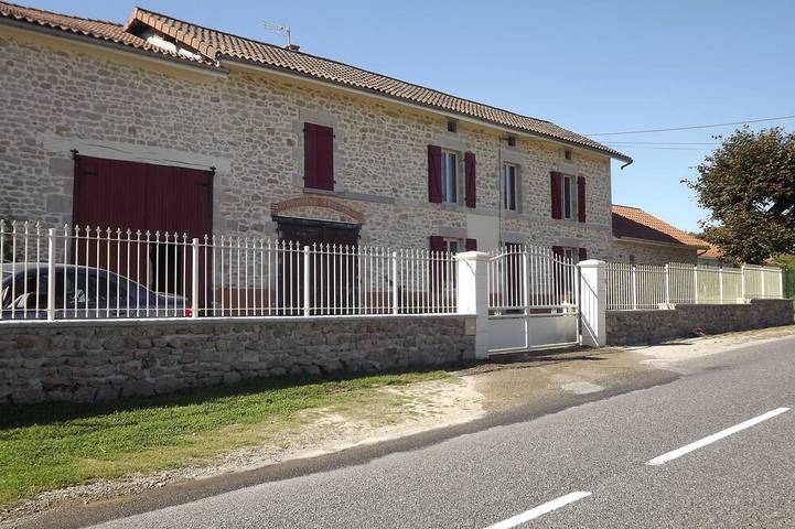 Location de vacances pour 12 personnes, avec jardin et terrasse, animaux acceptés à Compreignac