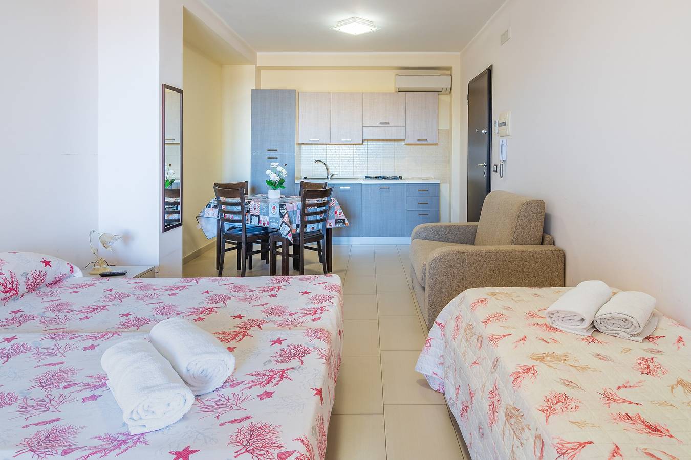 Entire apartment, Holiday Apartment "San Martino Riccardo" with Balcony & Wi-Fi in Cassibile, Syracuse Province